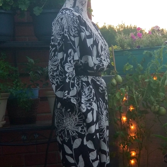 Bisou Bisou ...size 10. Black and White Floral - Picture 3 of 4